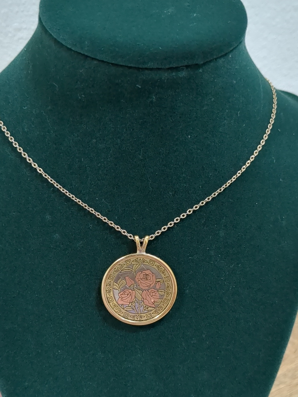 AMWAY Vintage Rose Medallion Pendant Necklace - Women Jewelry